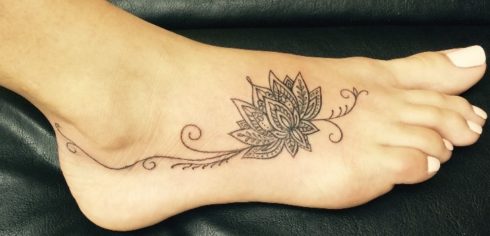 tatuagem flor de lotus no pé 1 490x236