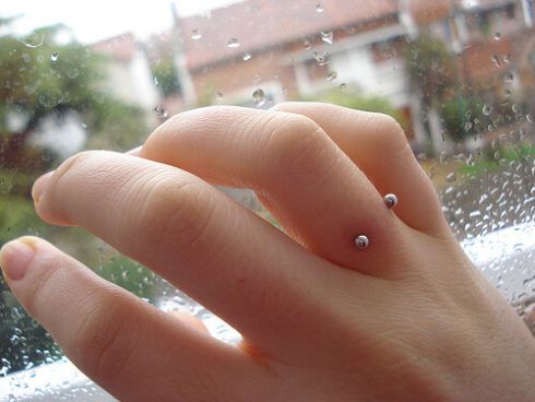 piercing surface no dedo 3 490x368