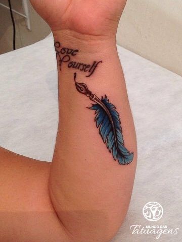 tatuagem de pena feminina no braço 2