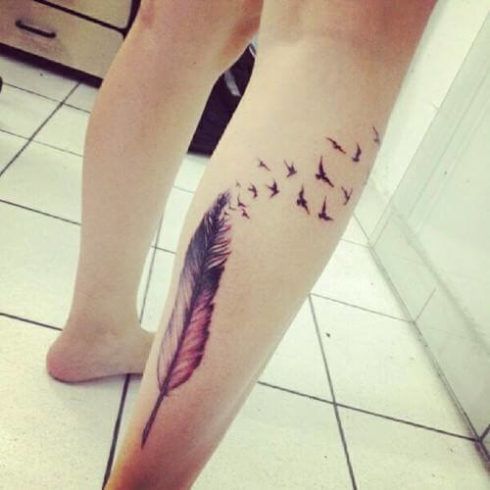 tatuagem de pena na perna 490x490