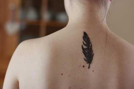 tatuagem de pena nas costas 1