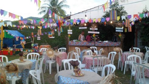 festa junina no quintal de casa com mesas 490x276